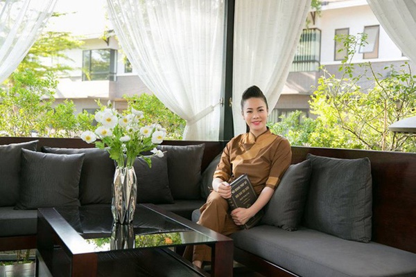 Ngắm biệt thự triệu đô bình yên với khu vườn rực rỡ sắc hoa cùng hồ cá Koi của Nhật Kim Anh giữa lòng Sài Gòn-16