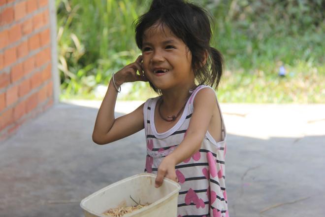 Mẹ khờ khạo sinh 2 con gái đều không biết bố là ai, nhìn bé út bao người xót xa-4