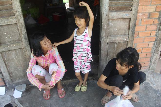Mẹ khờ khạo sinh 2 con gái đều không biết bố là ai, nhìn bé út bao người xót xa-6