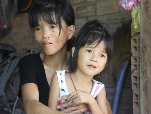 Bé trai 20 ngày tuổi bị bỏ rơi ngoài nghĩa địa, khóc ngất vì đói bụng nhiều giờ liền-4