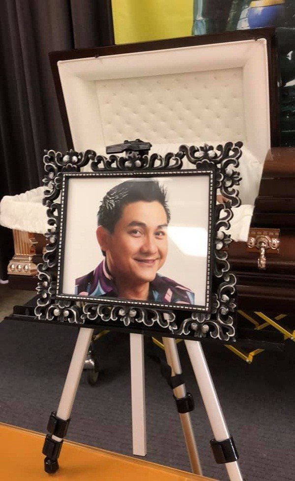 Đám tang nghệ sĩ Anh Vũ đang diễn ra tại Mỹ, bạn bè đồng nghiệp lặng người nói lời tạm biệt sau cùng-1