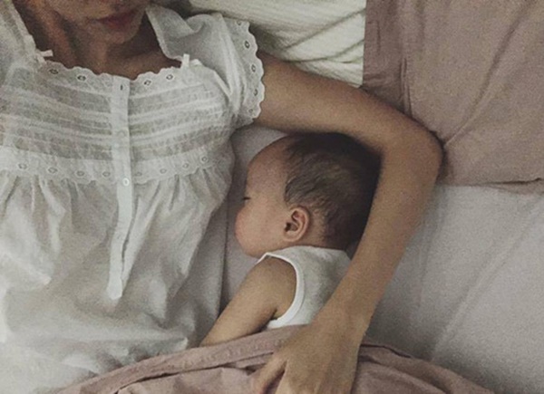 Trong khi Tăng Thanh Hà úp mở nhỏ giọt thì ông xã lại chia sẻ ảnh con rõ nét, đủ cả cặp đã lớn phổng phao!-2