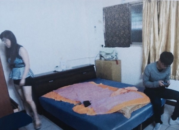 Phát hiện hóa đơn khách sạn trong túi áo, vợ bức xúc tố cáo chồng ngoại tình nhưng lời bào chữa của anh khiến cô không thể chấp nhận-2