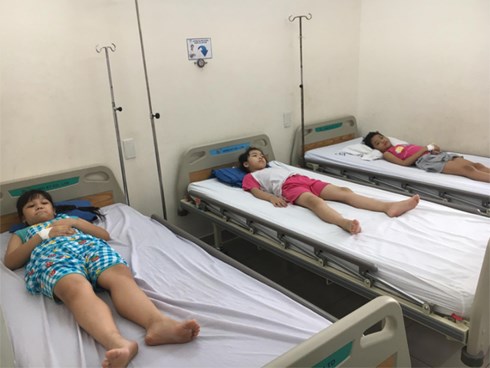 TP.HCM: 61 học sinh nhập viện sau khi ăn trưa tại trường tiểu học