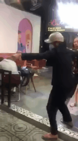Cô gái trẻ bị nhóm người đánh ghen lao vào túm tóc, đập đầu, đạp túi bụi trong quán cà phê-3