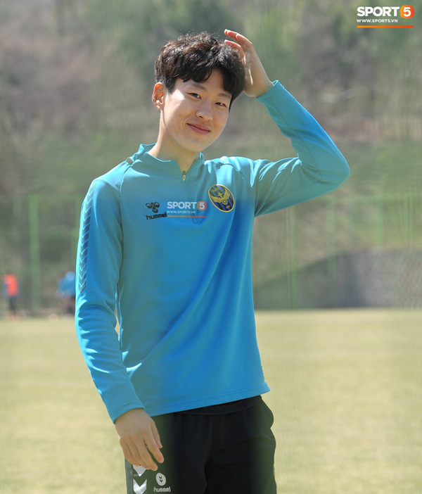 Ngắm các đồng đội của Công Phượng tại Hàn Quốc, fan trầm trồ: Đá bóng thôi có cần đẹp trai như vậy không?-1