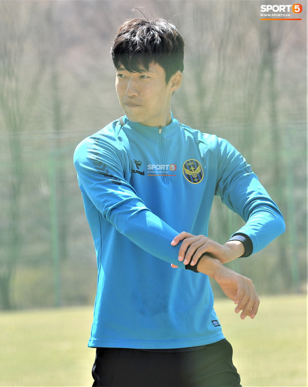 Ngắm các đồng đội của Công Phượng tại Hàn Quốc, fan trầm trồ: Đá bóng thôi có cần đẹp trai như vậy không?-6