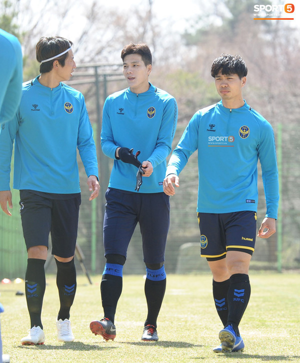 Ngắm các đồng đội của Công Phượng tại Hàn Quốc, fan trầm trồ: Đá bóng thôi có cần đẹp trai như vậy không?-11