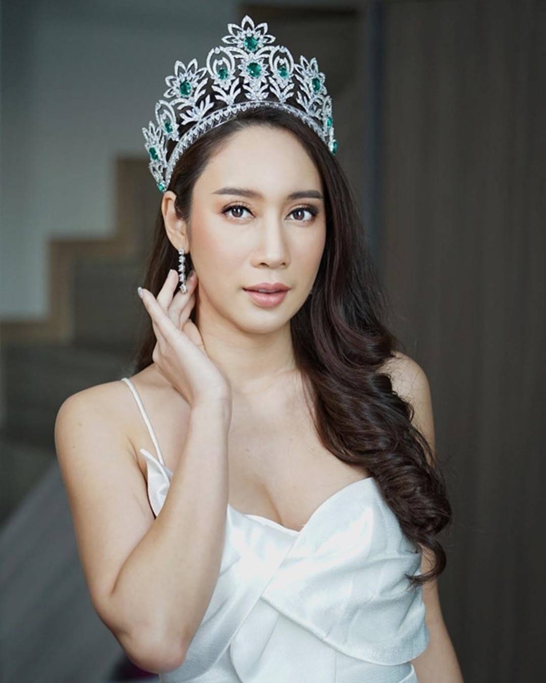 Vẻ gợi cảm của Hoa hậu Thái Lan gây tranh cãi vì ảnh phản cảm, thẩm mỹ-2
