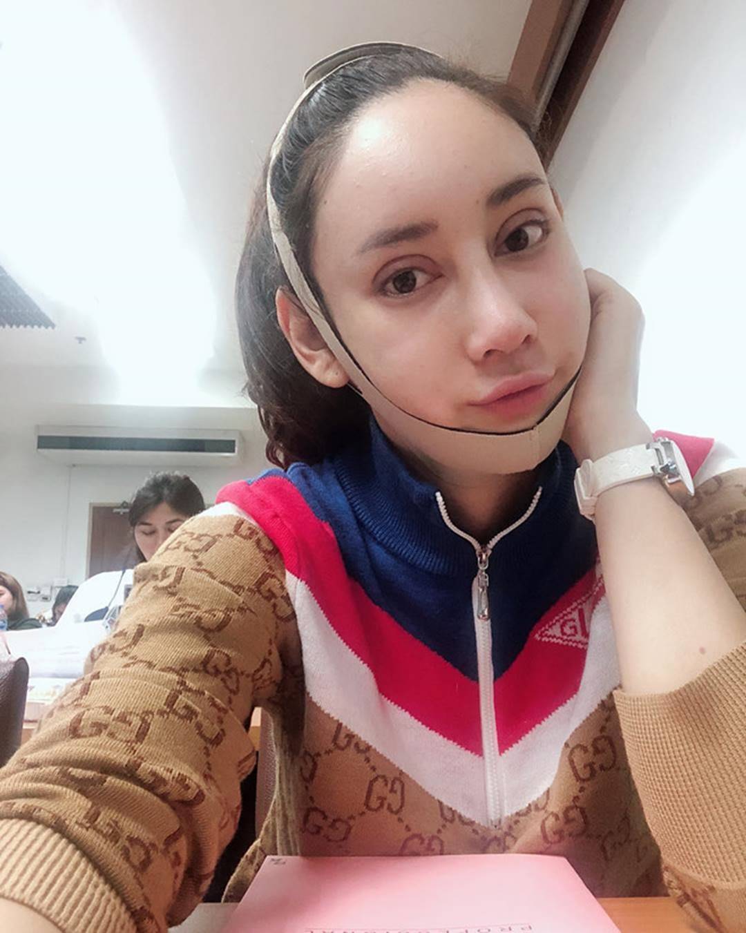 Vẻ gợi cảm của Hoa hậu Thái Lan gây tranh cãi vì ảnh phản cảm, thẩm mỹ-10