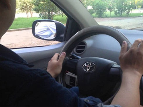 Hàng loạt xe máy để trong chung cư bị kẻ gian phá hoại-3