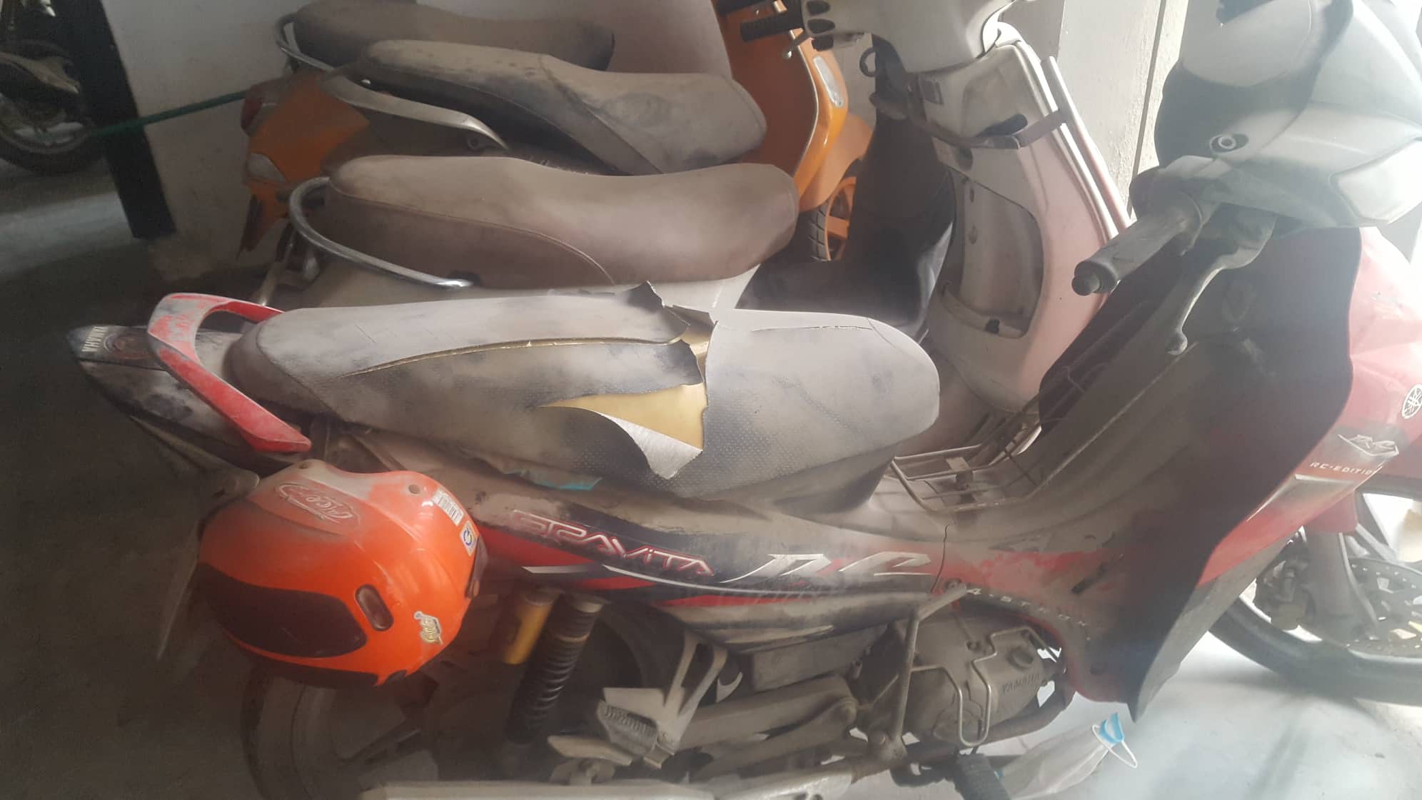 Hàng loạt xe máy để trong chung cư bị kẻ gian phá hoại-1