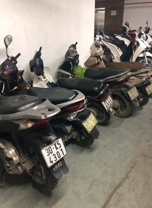 Hàng loạt xe máy để trong chung cư bị kẻ gian phá hoại-2