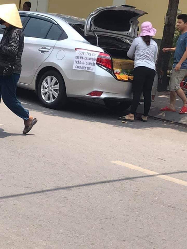Chẳng cần xe đẩy cho mệt nhọc, chị gái đi bán trà tắc dạo bằng... ô tô, chứng minh làm vì đam mê là có thật-1