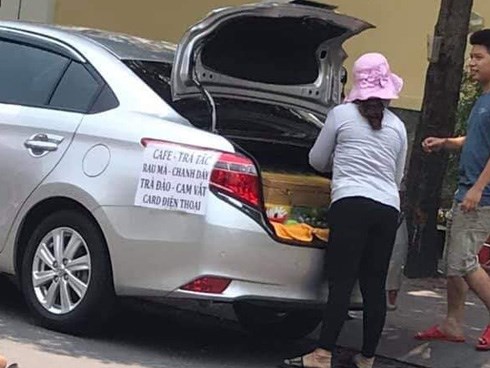 Chẳng cần xe đẩy cho mệt nhọc, chị gái đi bán trà tắc dạo bằng... ô tô, chứng minh làm vì đam mê là có thật