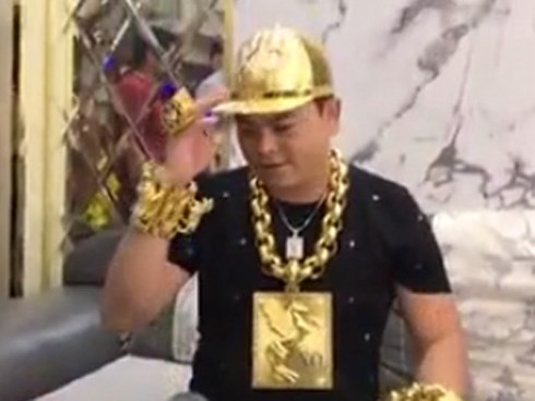 Đại gia đeo nhiều vàng nhất Việt Nam lại gây sốc khi tậu mũ vàng 2 tỷ gồm 53 cây vàng và 26 viên kim cương