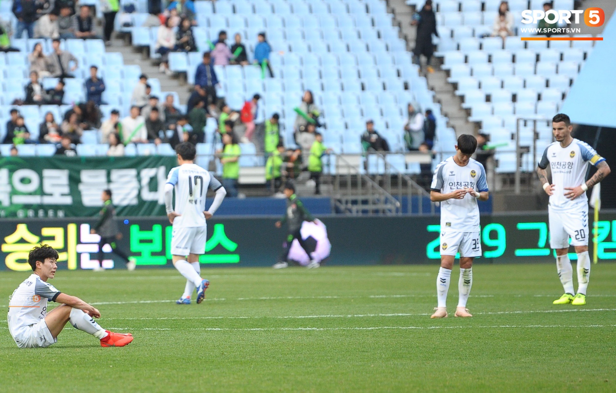 Công Phượng có hành động đẹp với đồng đội trong ngày Incheon United thua trận-10