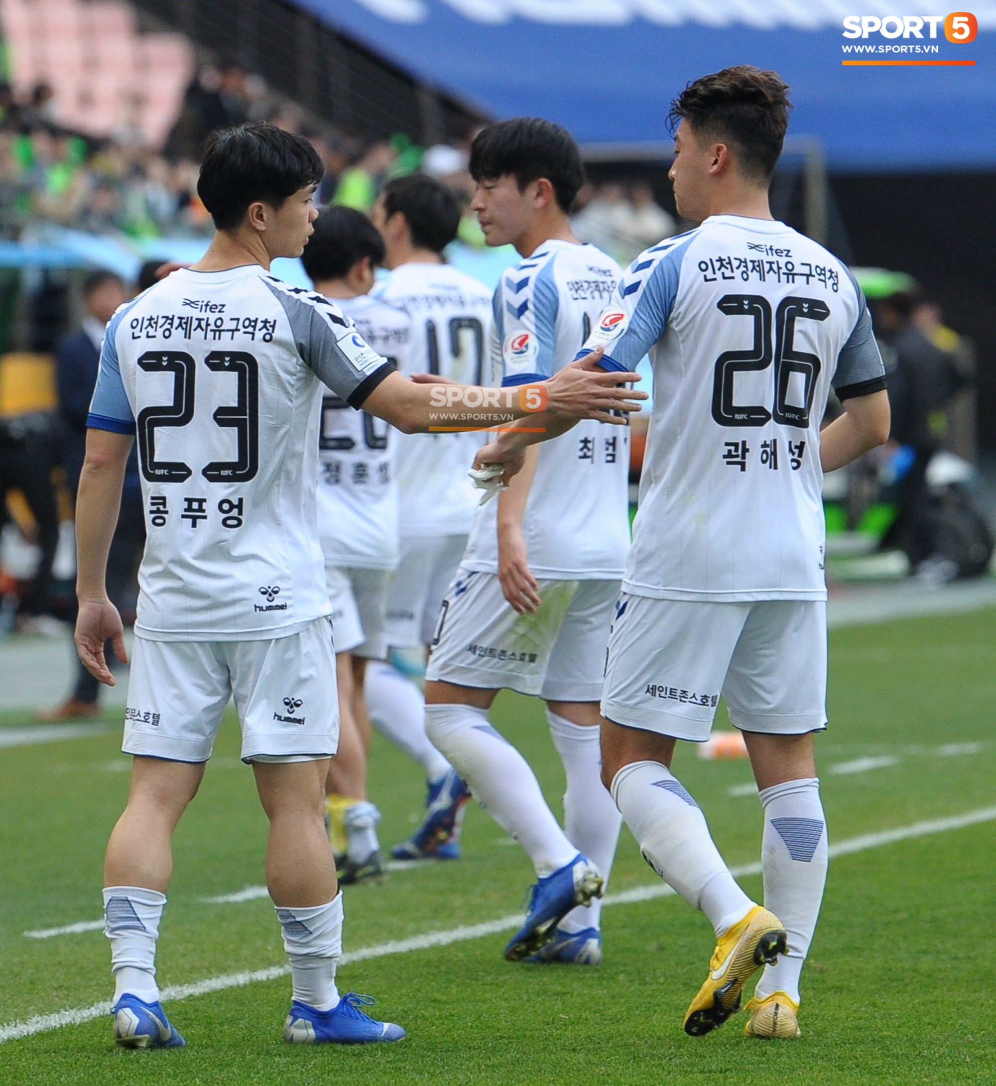 Công Phượng có hành động đẹp với đồng đội trong ngày Incheon United thua trận-14