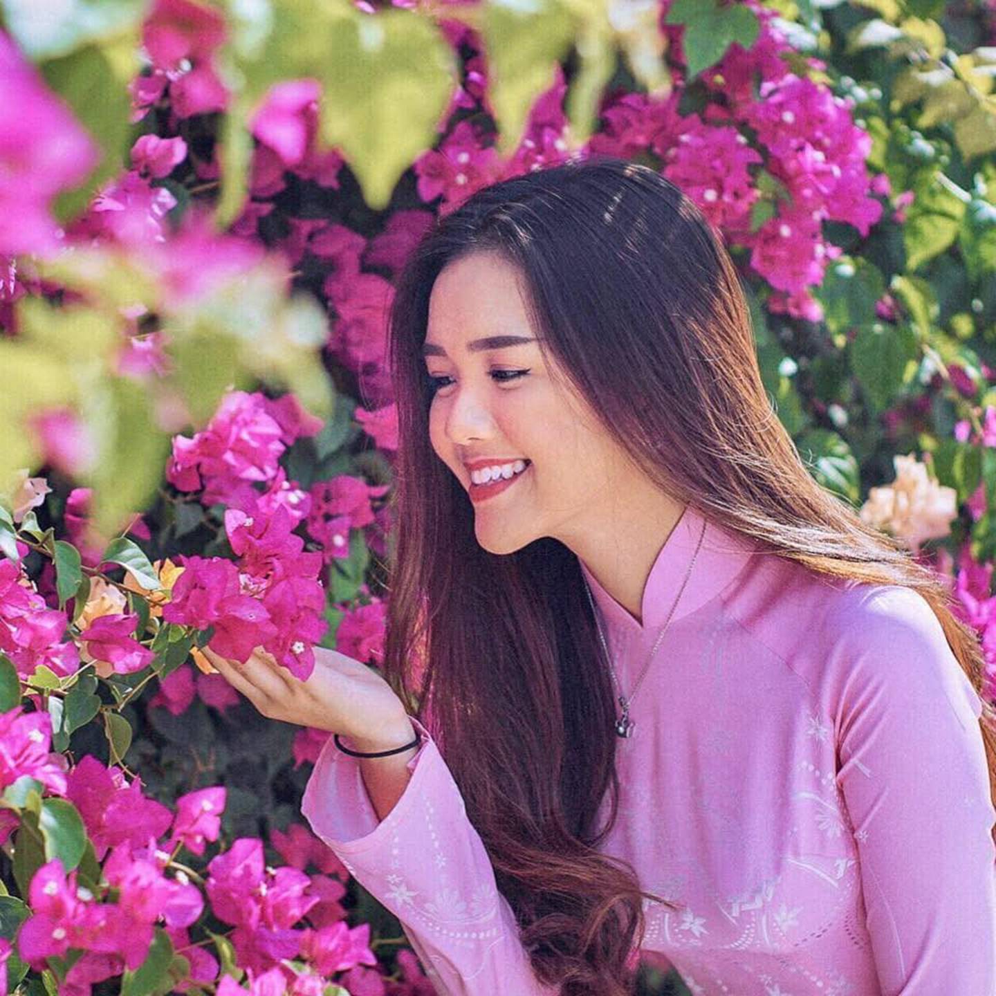 Chọn áo dài hồng làm đồng phục, nữ sinh trường Đại học này đang gây sốt bởi vì quá duyên dáng!-1