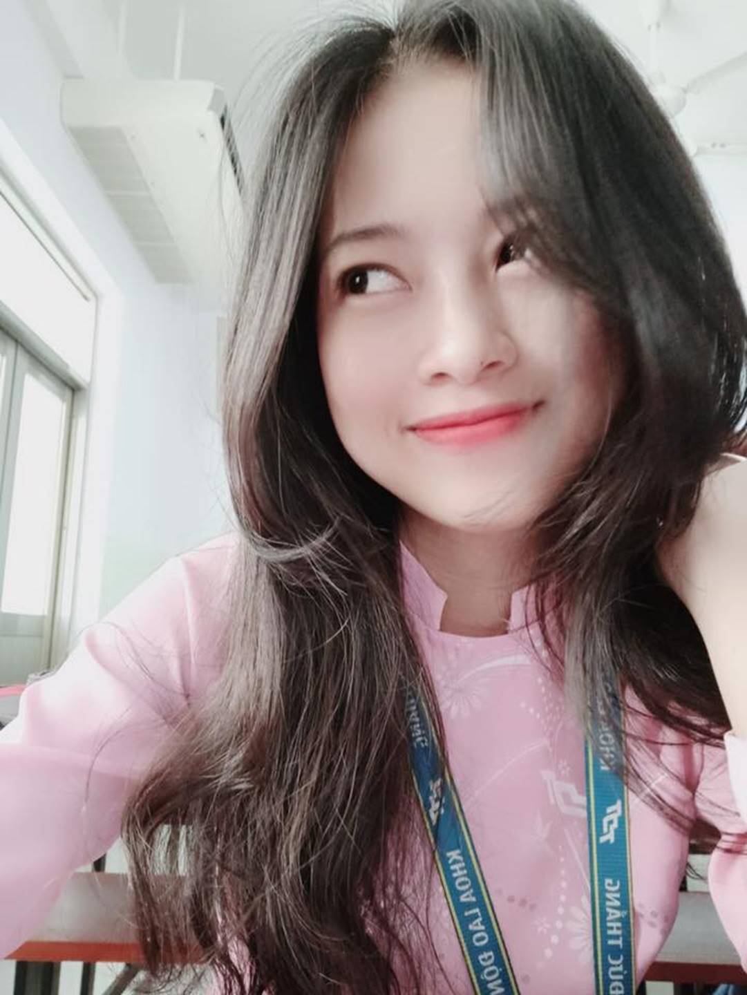 Chọn áo dài hồng làm đồng phục, nữ sinh trường Đại học này đang gây sốt bởi vì quá duyên dáng!-3