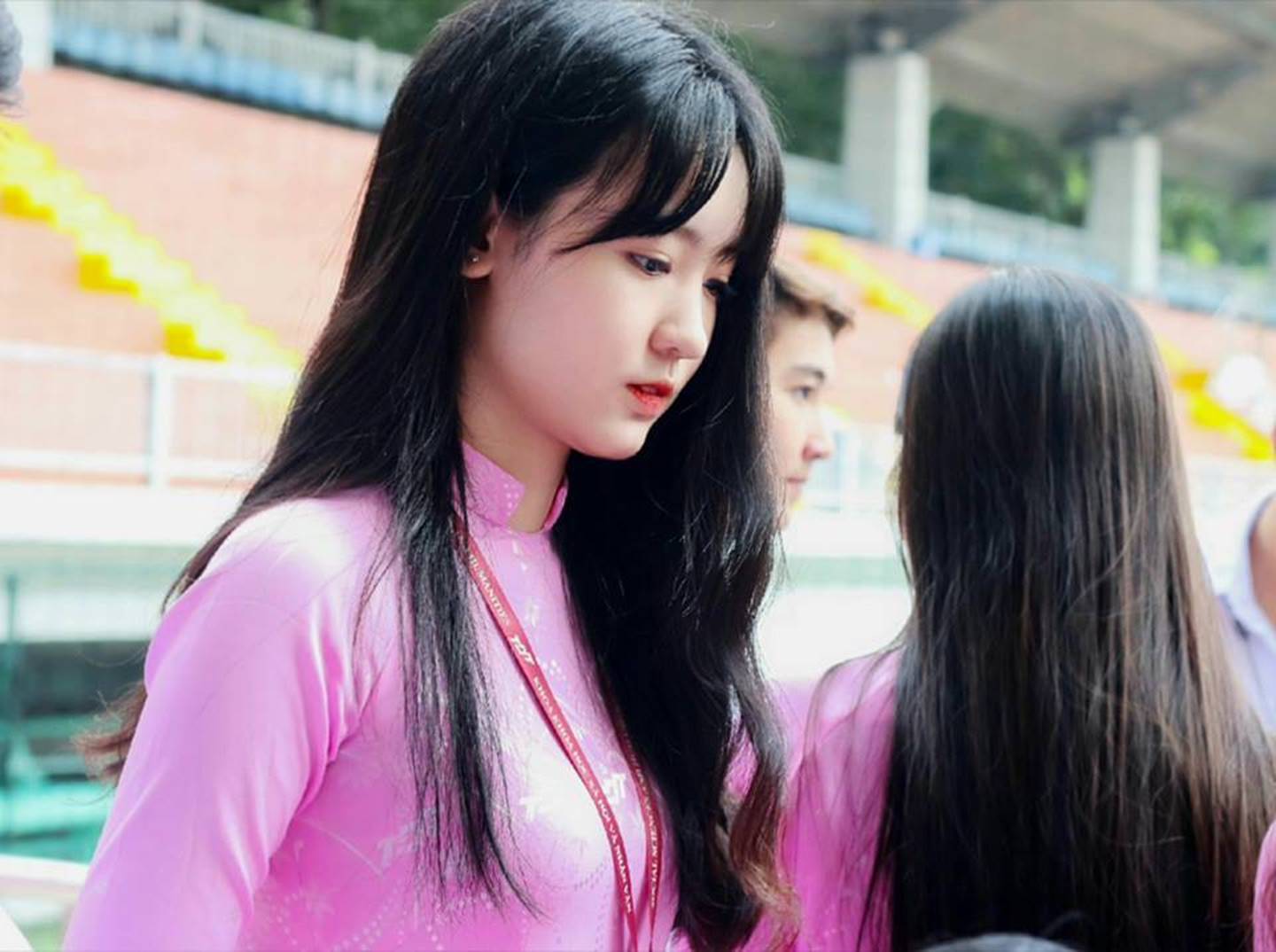 Chọn áo dài hồng làm đồng phục, nữ sinh trường Đại học này đang gây sốt bởi vì quá duyên dáng!-10