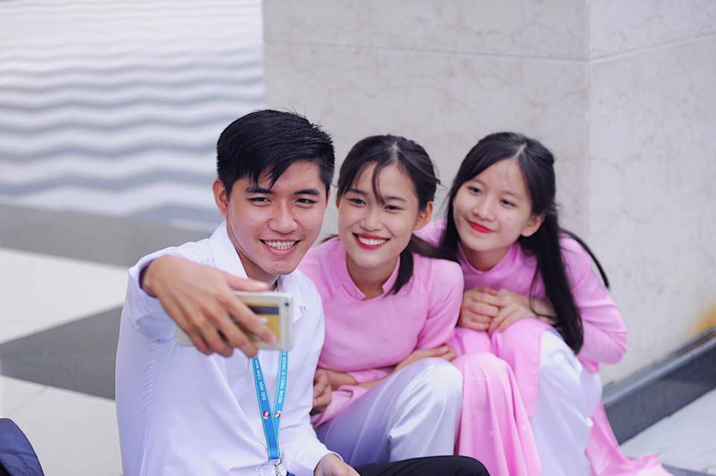 Chọn áo dài hồng làm đồng phục, nữ sinh trường Đại học này đang gây sốt bởi vì quá duyên dáng!-6