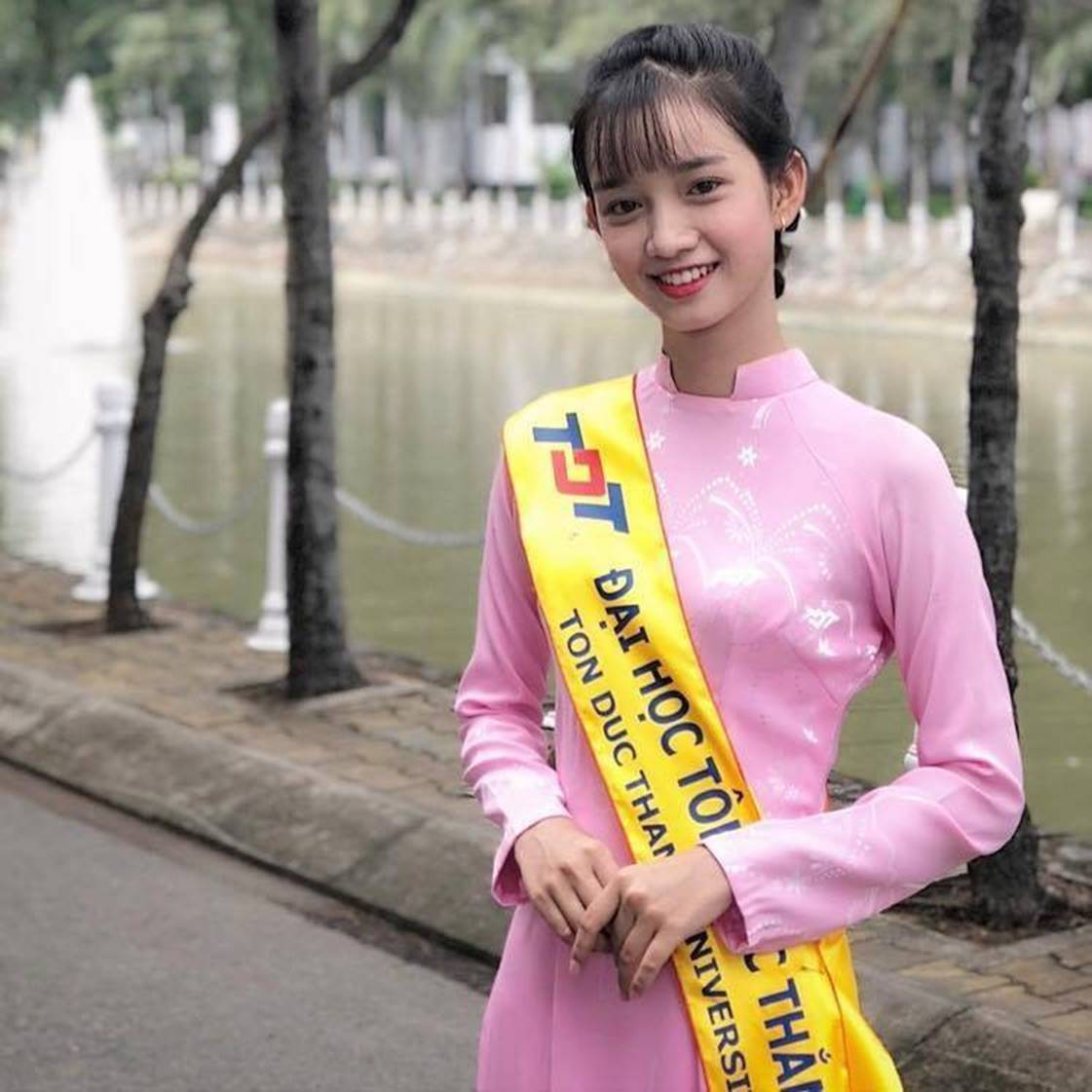 Chọn áo dài hồng làm đồng phục, nữ sinh trường Đại học này đang gây sốt bởi vì quá duyên dáng!-7