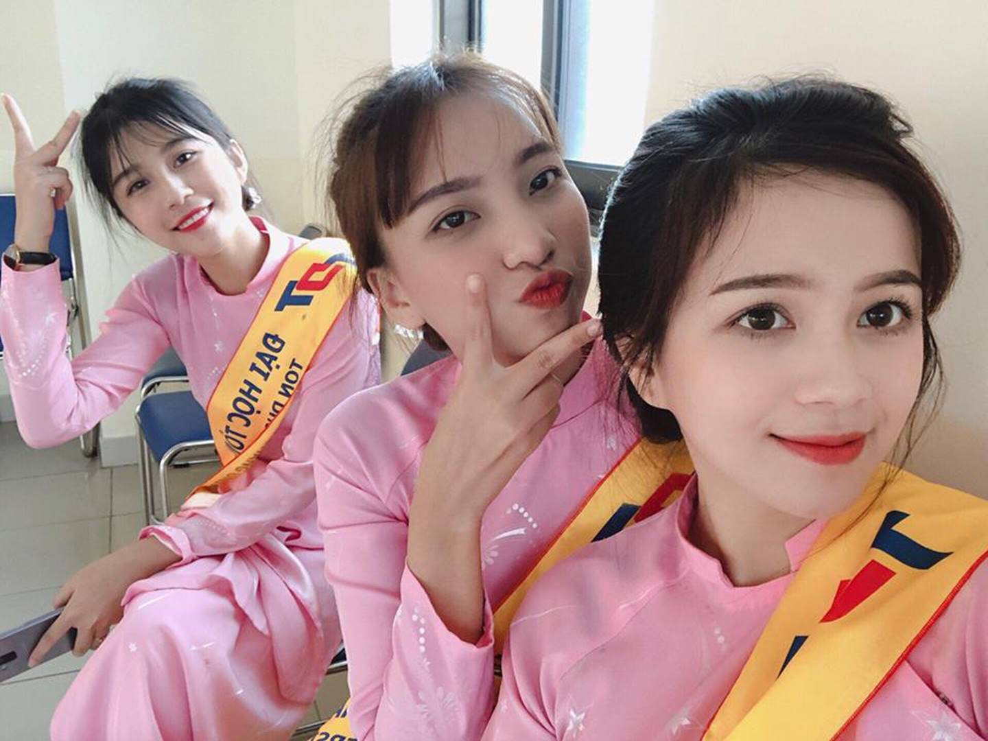 Chọn áo dài hồng làm đồng phục, nữ sinh trường Đại học này đang gây sốt bởi vì quá duyên dáng!-13