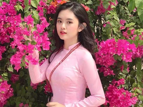 Chọn áo dài hồng làm đồng phục, nữ sinh trường Đại học này đang gây sốt bởi vì quá duyên dáng!