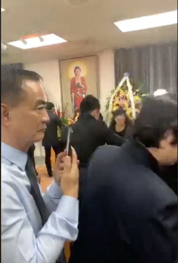 Tang lễ nghệ sĩ Anh Vũ đã được tổ chức tại Mỹ: Nghệ sĩ và khán giả rơi lệ tiễn biệt-7