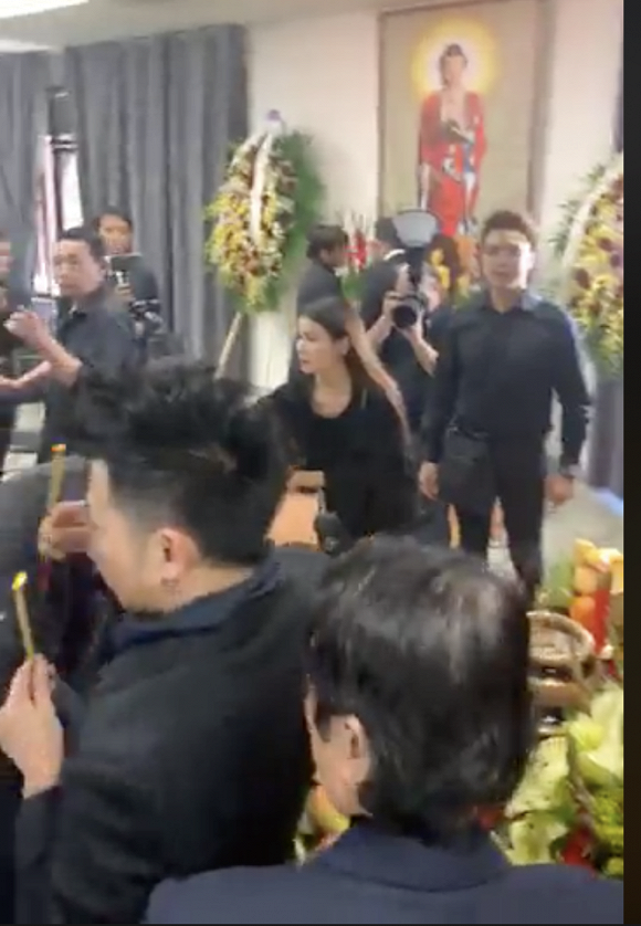 Tang lễ nghệ sĩ Anh Vũ đã được tổ chức tại Mỹ: Nghệ sĩ và khán giả rơi lệ tiễn biệt-4