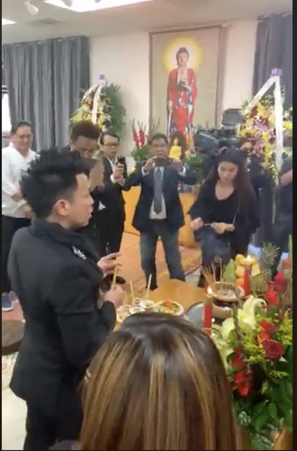 Tang lễ nghệ sĩ Anh Vũ đã được tổ chức tại Mỹ: Nghệ sĩ và khán giả rơi lệ tiễn biệt-5