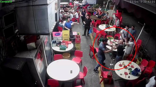 Tức tối vì người bàn bên không chịu dập thuốc lá, người đàn ông bỏ đi và quay lại với vật này khiến ai cũng khiếp sợ-1