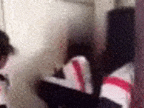 Bé gái bị nhóm bạn bắt quỳ gối và đánh đập, cư dân mạng vừa bức xúc vừa lo lắng về lời tuyên bố của đám trẻ-6