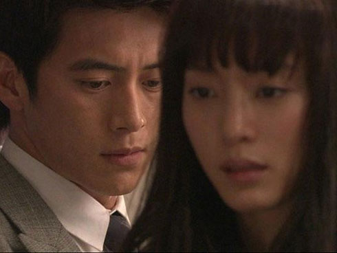 Vừa bế đứa con mới sinh, chồng thấy lạ vì không giống mình, thái độ của người vợ đã tiết lộ chân tướng sự việc-2