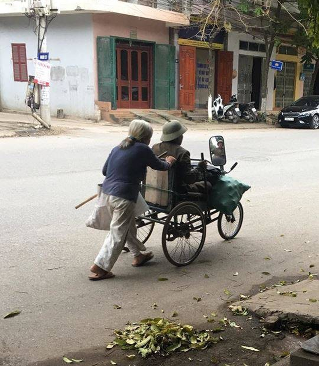 Cặp vợ chồng nhặt vỏ lon gây xúc động với chuyện tình tôi là mắt của bà, bà là chân của tôi-2