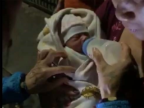 Quảng Ninh: Bé trai còn nguyên dây rốn bị mẹ bỏ trong thùng xốp, để gối đầu lên con dao