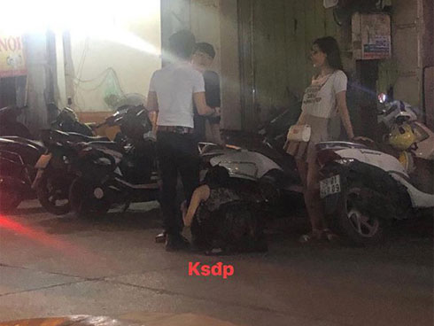 Thanh niên dẫn bạn gái đi xăm môi, ngồi bên cạnh nắm tay suốt 4 tiếng không buông: Người ghen tỵ hết nấc, người bĩu môi bảo làm màu-3