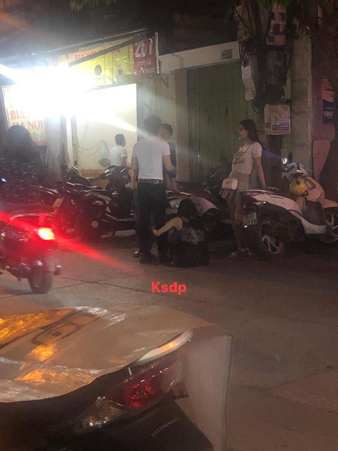 Bị đá, cô gái ngồi sụp xuống ôm chân bạn trai, khóc lóc níu kéo trên đường-1