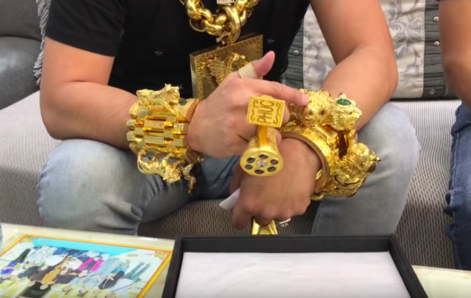 Đại gia Phúc XO chơi lớn mua mũ vàng nặng 2kg, được đính tên bằng 260 viên kim cương-2