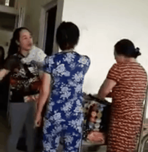 Thương con gái bị mẹ chồng hành suốt bao năm, mẹ đẻ lao vào đại chiến với thông gia khiến dân mạng nhốn nháo-3