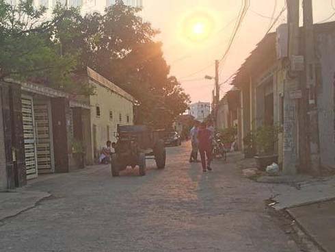 Cháu bé 4 tuổi bị xe công nông đâm tử vong khi lao ra ngõ-1