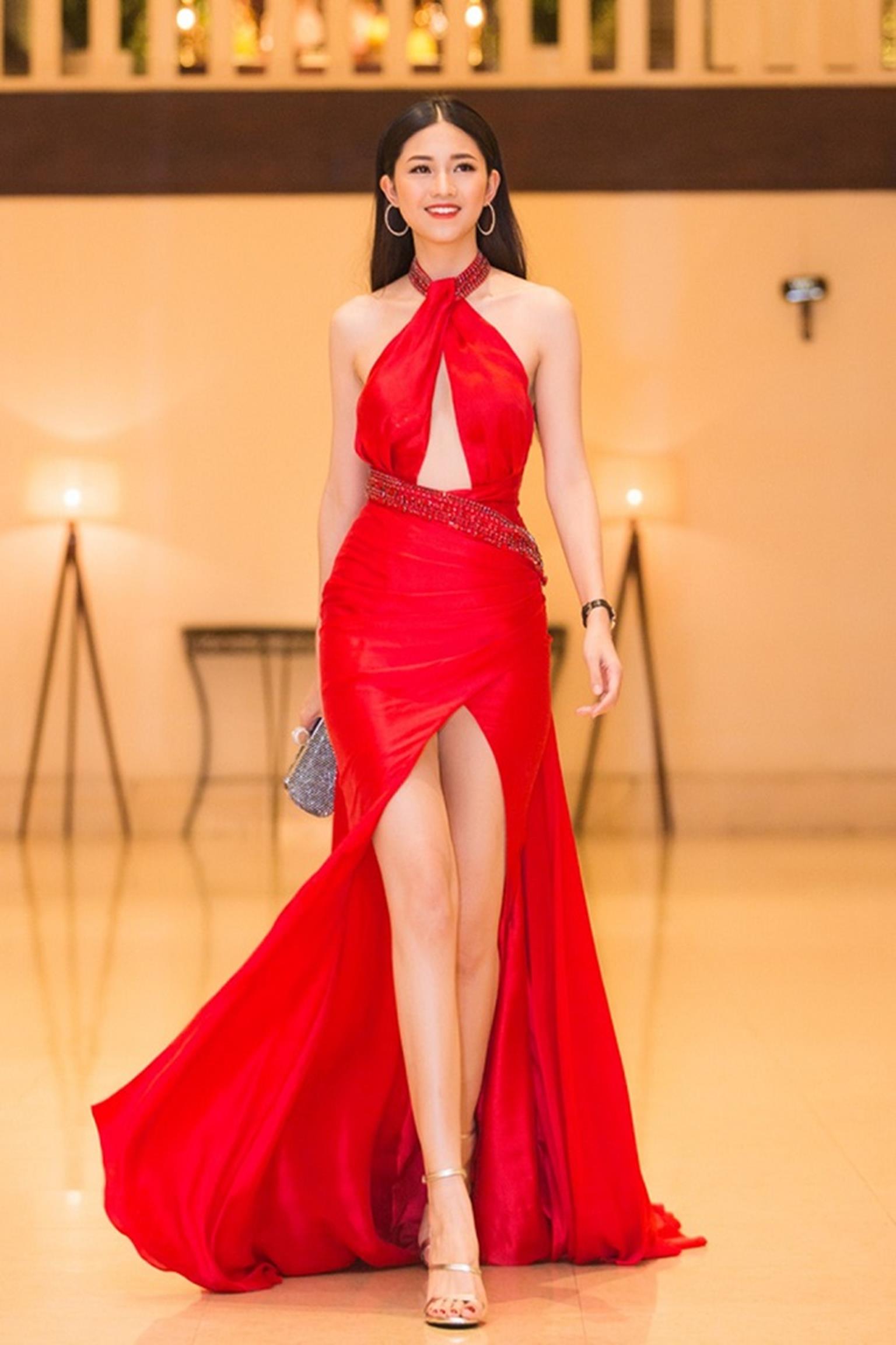 Mặc ngắn, Tiểu Vy lộ chân dài đắt giá nhưng Kỳ Duyên đỉnh hơn-8