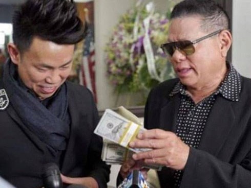 Tỉ phú Hoàng Kiều mang gần 700 triệu tới viếng đám tang nghệ sĩ Anh Vũ