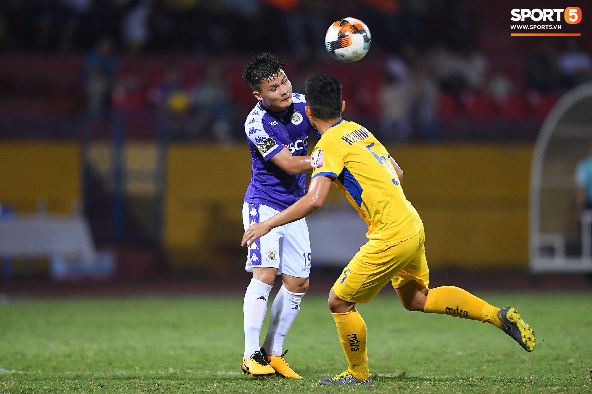 HLV Park Hang Seo xuống sân chúc mừng trò cưng Quang Hải sau màn trình diễn tuyệt vời-2