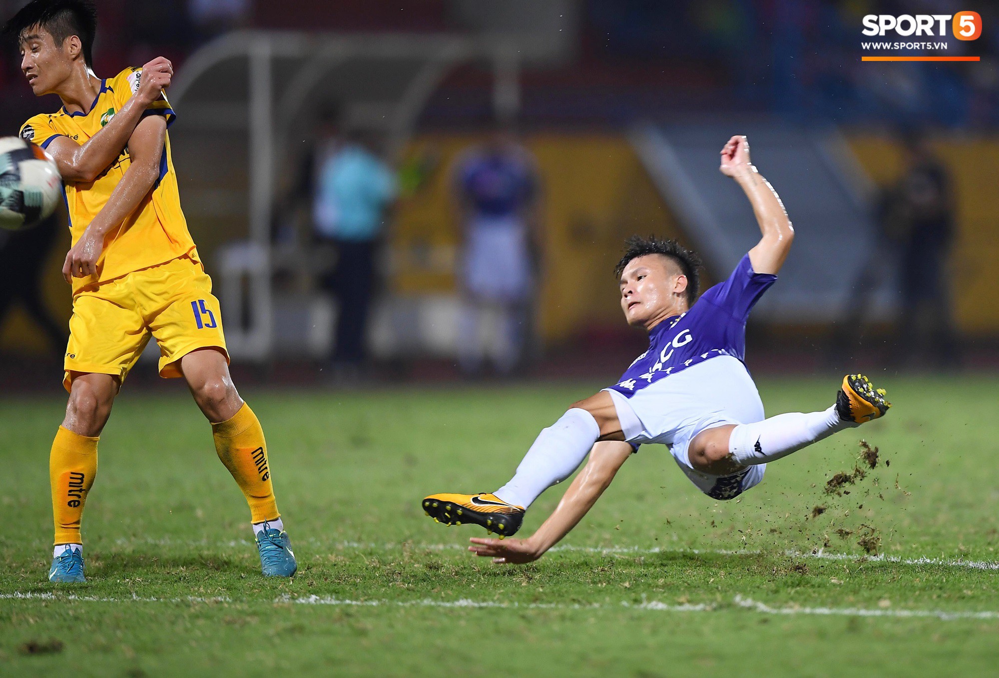 HLV Park Hang Seo xuống sân chúc mừng trò cưng Quang Hải sau màn trình diễn tuyệt vời-1