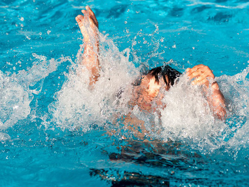 Những pha nhân viên cứu hộ vô tình chạm ngực khi chị em đi chơi công viên nước, xem lại mới thấy thật ngại ngùng-6