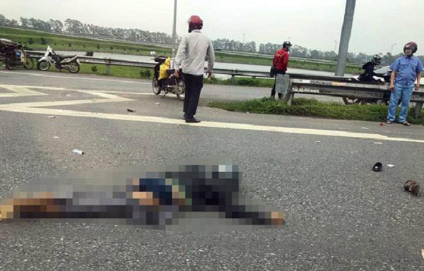 Xót xa hai bé sinh đôi đứng chịu tang bố mẹ và em bị tai nạn khi đi khám bệnh-1