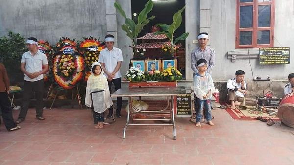 Xót xa hai bé sinh đôi đứng chịu tang bố mẹ và em bị tai nạn khi đi khám bệnh-2