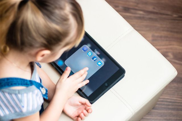 Cha mẹ nên nói gì với con để sử dụng mạng xã hội an toàn hơn?-1